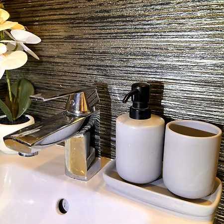 Elite Residence - Modern 2Br - Sleeps 6 - Free Parking تيميشورا